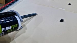 Панель ADECO устанавливаем в алюминиевую дверь из профиля Alutech со скрытыми петлями Siegenia