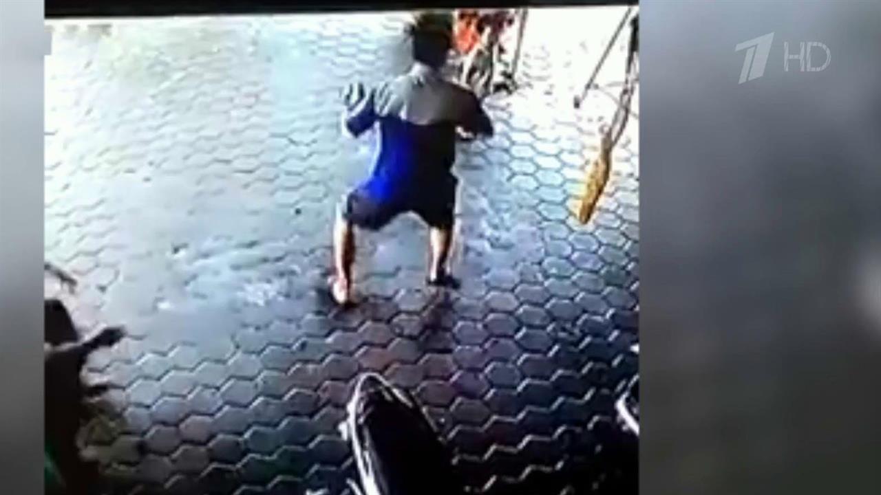 В последний миг сумел спасти двоих детей из-под колес автомобиля житель Индонезии