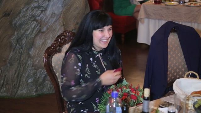 Невеста расстаётся со своим букетом смотреть онлайн