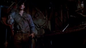 Эш Уильямс получает бензопилу вместо руки.