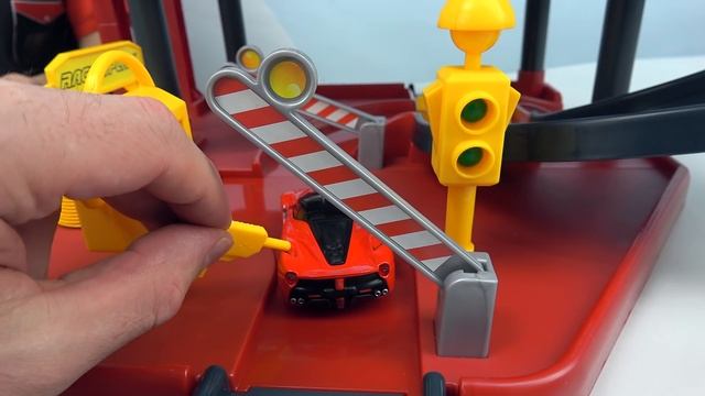 МАШИНКИ Ferrari и трек Burago с паркингом, лифтом, автомойкой и крутым спуском - Даник и машинки смотреть онлайн