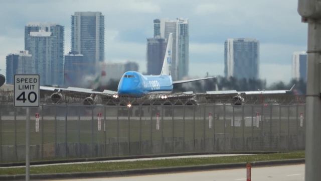 Planespotting in 4K at Miami Int’l Airport Part 1, Runway 27 Departures смотреть онлайн