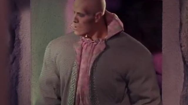 Кирк и мужчина в розовом платье смотреть онлайн