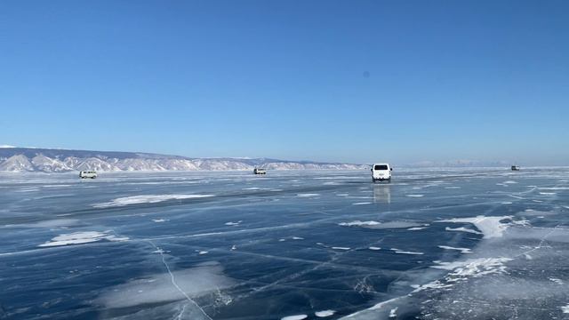 Поездка по льду озера Байкал