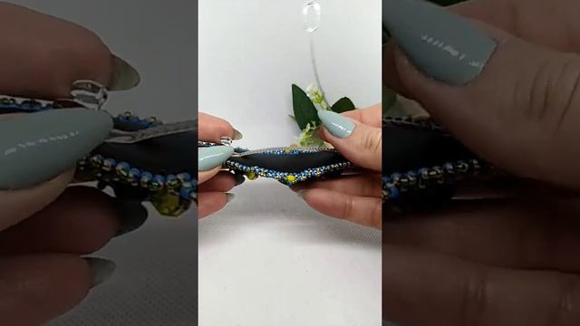 ЗАКОЛКА ручной работы из бисера, натуральным камнем.