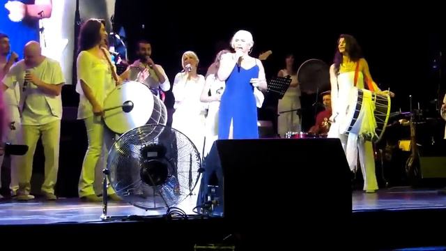 Sezen Aksu "Sarışınım" with Ara Dinkjian and Arto Tunçboyaciyan (Kardeş Türküler Live)