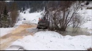 Урал провалился в броду,ГАЗ66 достал