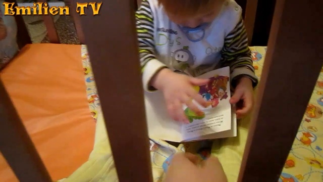 Сказки для детей. Папа читает малышу сказки на ночь.