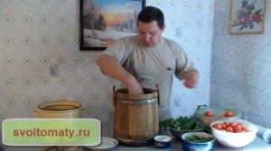 Как солить помидоры в бочке