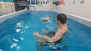 Имитация спортивного плавания с разворотом способом кувырок