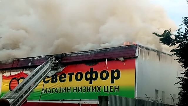 Щёкино, горит ТЦ Фатай