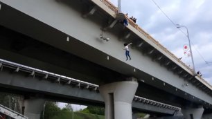 18+ В Казани  девушка-самоубийца прыгнула с моста на проезжую часть... Не помог даже куб жизни