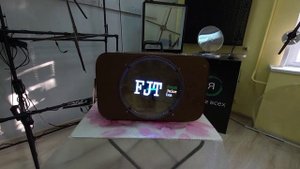 Чемодан с голографическим вентилятором