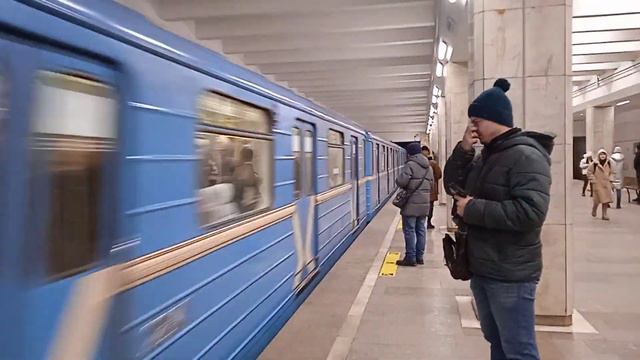 Метро поезд 81-717-714 5м Номерной, прибывает на станцию Студенческая смотреть онлайн