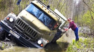 Мужик рискнул и ошибся. ЗИЛ 131 на грани переворота. Грузовик 6х6 из СССР на бездорожье.