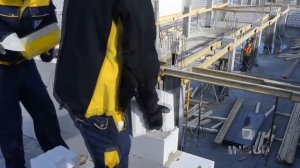 Кладка несущих стен из крупноформатных газосиликатных блоков (газоблоков) с помощью мини крана