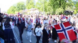 Норвегия Осло 17 мая день Независимости-праздничный парад в центре города национальные костюмы 20