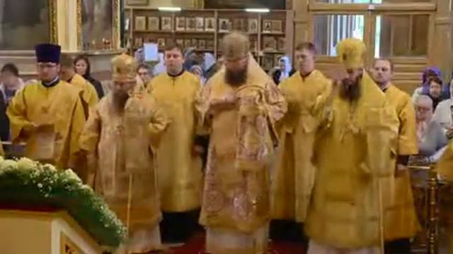 В день архиерейской хиротонии митрополит Серафим возглавил Литургию в Успенском соборе смотреть онлайн