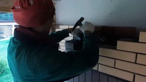 Скол на кирпиче в кладке. Нужно менять кирпич.