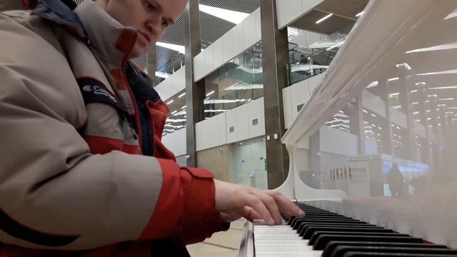 Me playing on a public piano in Krasnoyarsk airport смотреть онлайн