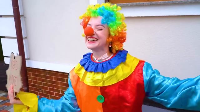 Rich VS Poor VS Millionaire Gamer || Rich Girl in a Poor Family смотреть онлайн