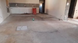 Разметка и начало укладки керамогранита в гостинной.