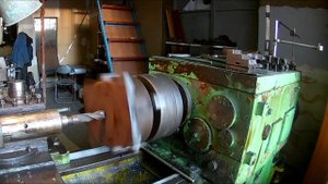 Изготовление отверстий на токарном станке.