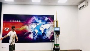 Вертикальный принтер оформляет стену в известном ВУЗЕ