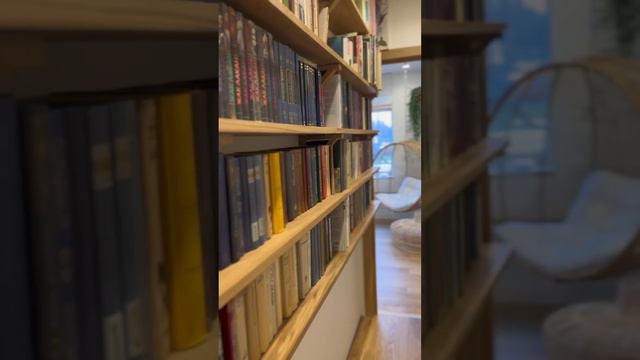 Книжные полки из дуба в интерьере 🤌 #мебельиздерева #мебельподзаказ #мебель #мебельизмассива