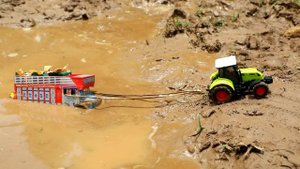 Дружно вытаскиваем печеньковоз из грязи