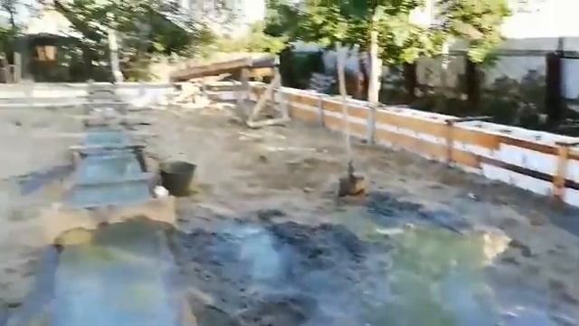 Несъемная опалубка для фундамента. Заливка в процессе. 14 кубов залито.