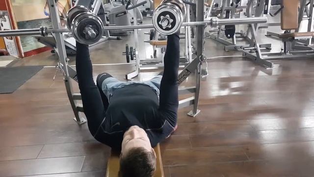 Жим гантелей (угол плеча 45 градусов). Эксцентрическая фаза увеличена смотреть онлайн