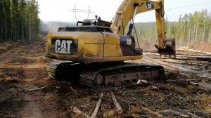 Утилизация лесопорубочных остатков -  экскаватор CAT 330 на Хребтовая