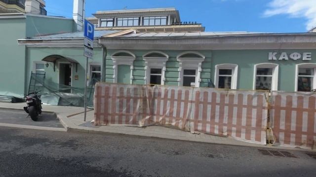 Москва. Прогулка по 1-ому Кадашевскому переулку (1 Kadashevskiy Lane) 30.07.2020 смотреть онлайн