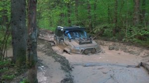Кто круче на бездорожье? Жуткие кадры  Самые проходимые внедорожники рубятся против Уазов