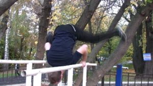 Стойка на плечах на гимнастических брусьях