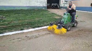 Многофункциональная самоходная машина для подталкивания кормов HULK.