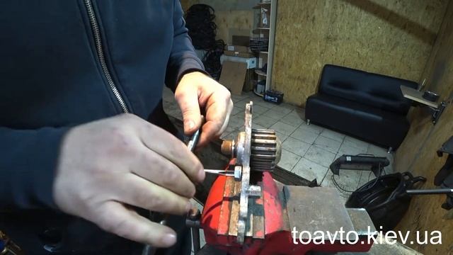 Как нарезать резьбу метчиком на двигателе автомобиля без перекосов. смотреть онлайн