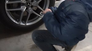 Mercedes wheel replacement. Ребёнок меняет колёса на Mercedes-Benz GLC 300 Coupe//СуперВан