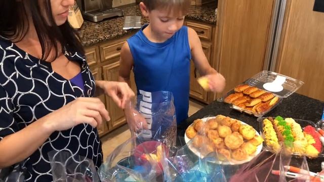 Милу Делает Сувениры Для Гостей смотреть онлайн