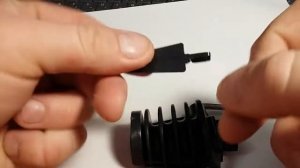 Клиновидный зажим Н3д для круглого дроп-кабеля.