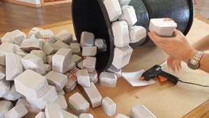 Красивое кашпо из ведра для дома и сада. "Старый камень" из пенопласта своими руками.