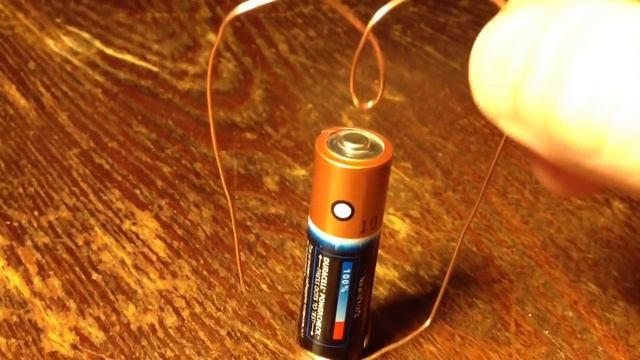 моторчик из магнита, медной проволоки и батарейки смотреть онлайн