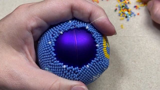 Новогодний шар из бисера | Часть 10 || Совместное плетение смотреть онлайн