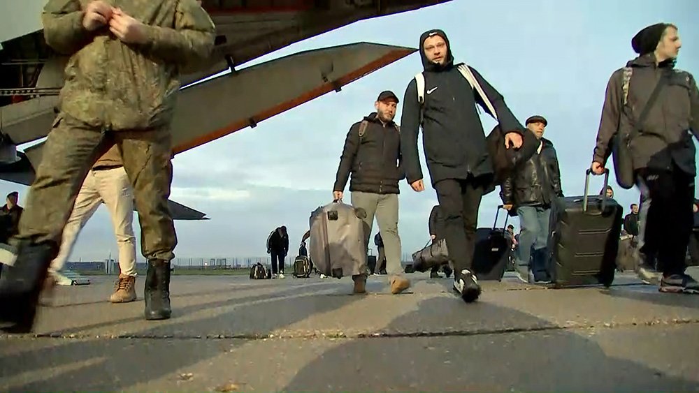 Вернувшиеся в Россию из плена бойцы поделились первыми эмоциями / События на ТВЦ