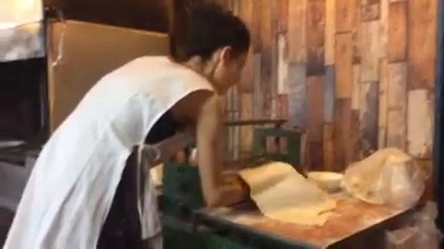Вьетнам. Нячанг. Как в ресторане "Армения" делают тесто на пельмени. Фев.2017 смотреть онлайн