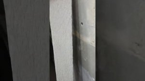 Как заделать щель между ванной и стеной