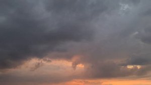 Видео заставка - Тёмные тучи плывут по небу. Красный закат. Видео с музыкой. 4К видео