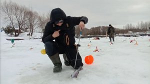 Зимняя рыбалка ловля форели на платнике.