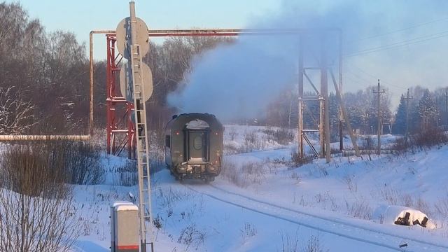 "Надымил как паровоз". ТЭП70-0481 с пригородным поездом Алапаевск - Предтурье в 30-градусный мороз смотреть онлайн
